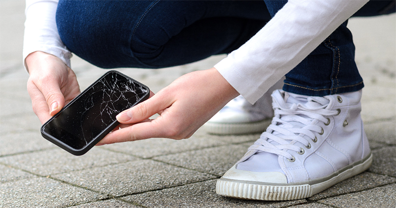 ฝันว่าโทรศัพท์หน้าจอแตกหักครึ่ง