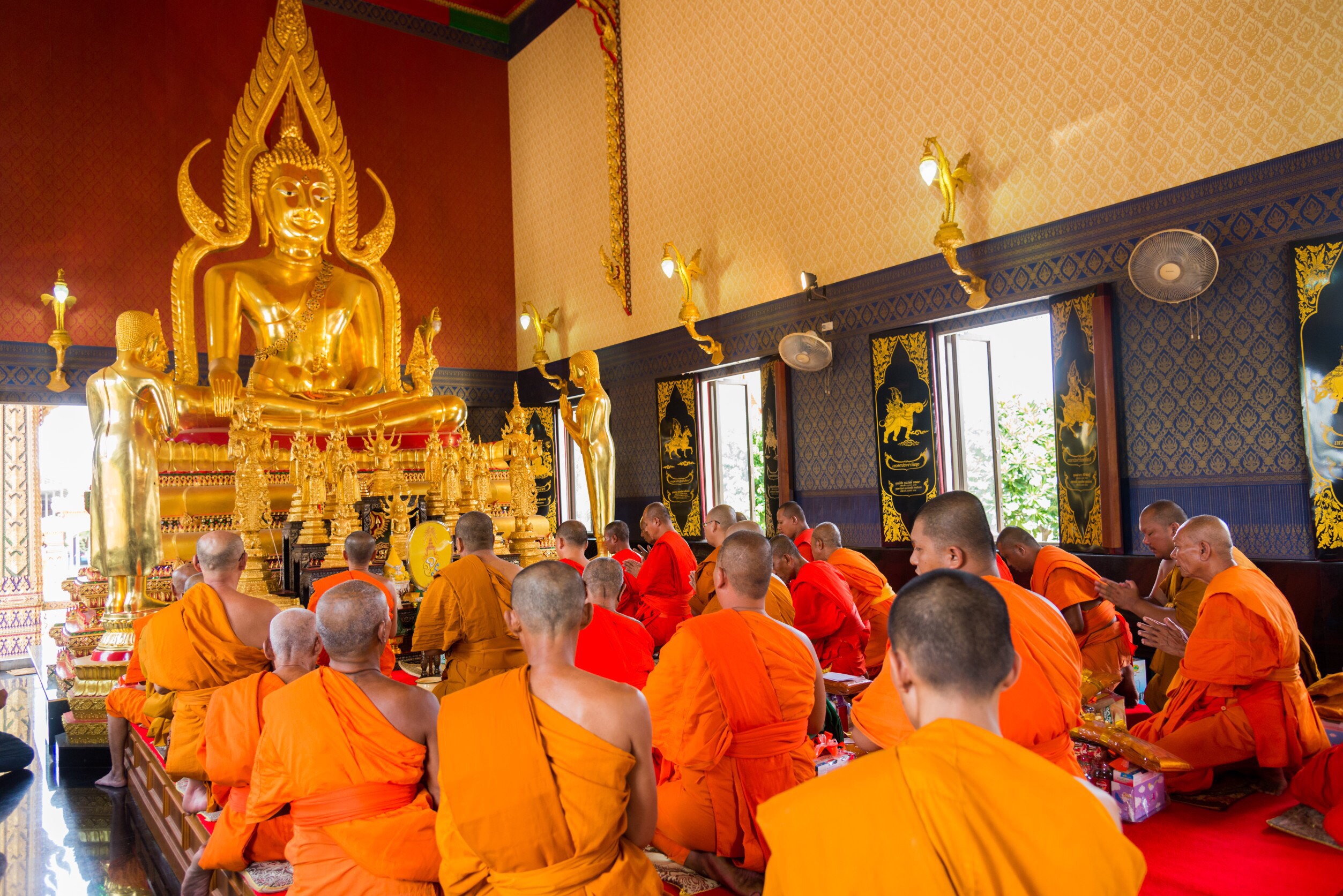 ฝันเห็นพระสงฆ์