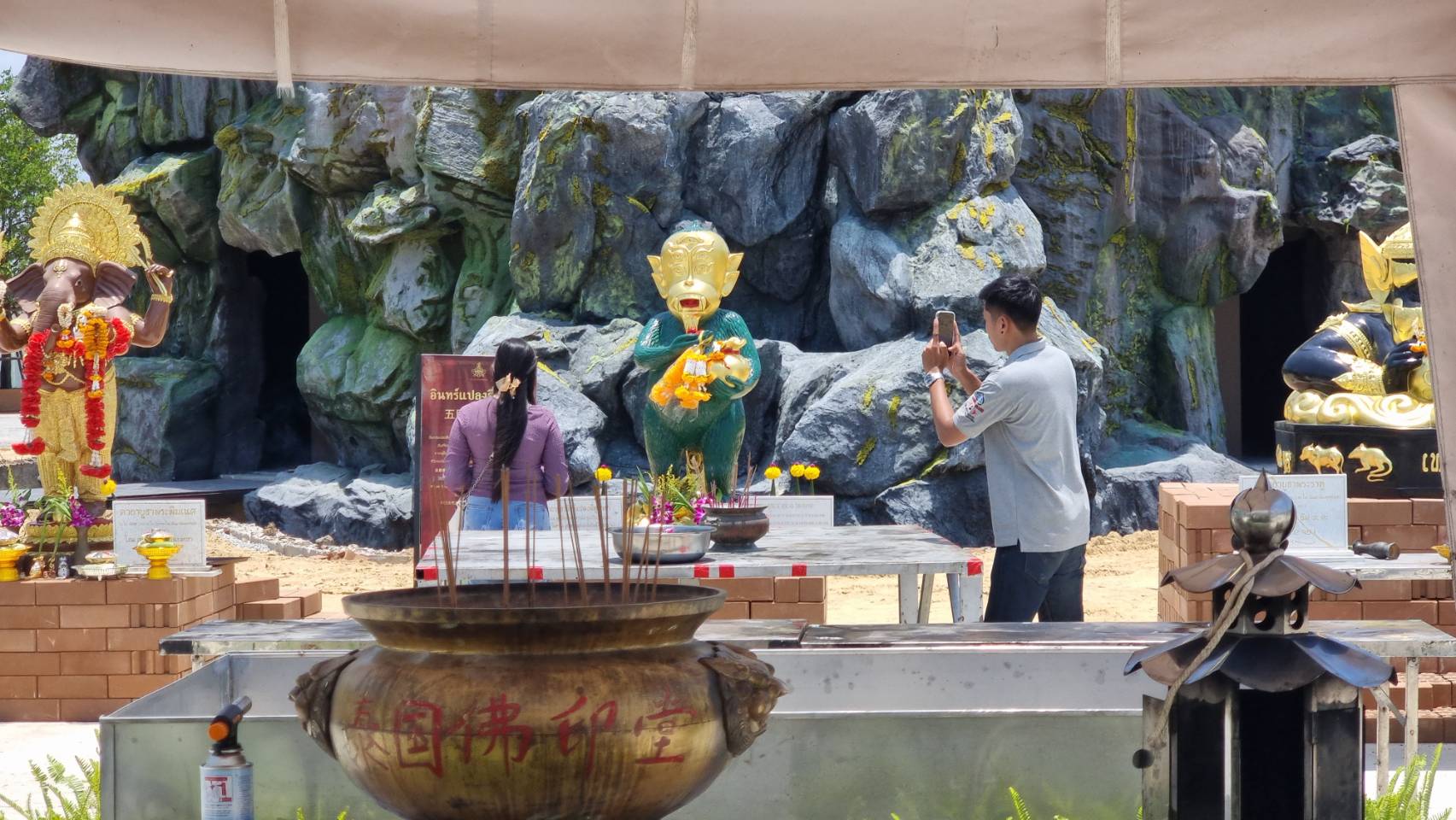 แห่ขอพร เทพสี่หูห้าตา