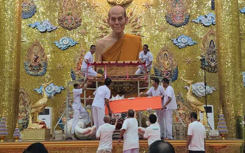 สาธุชนและคนดัง แห่ร่วมพิธีเปลี่ยนผ้าครอง หลวงพ่อพูล