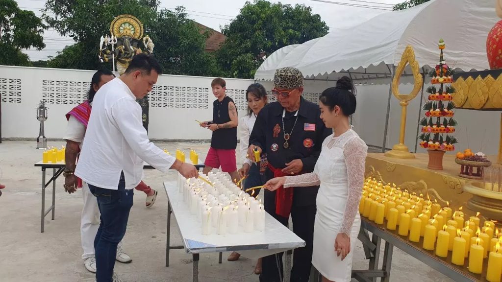 จุดเทียนแก้บน