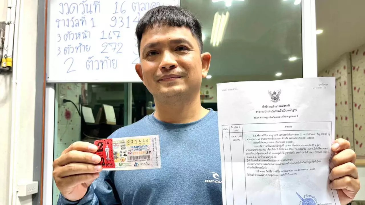 พ่อค้าดวงเฮงถูกรางวัลที่1 รับ 12 ล้าน