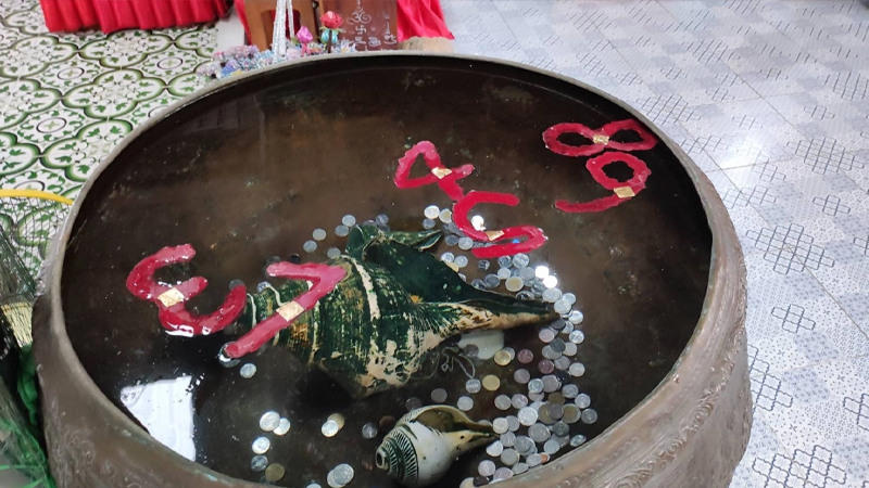 ส่อง อ่างน้ำมนต์ อาศรมฤาษีเณร-"Look at the holy water basin at the Hermitage Monastery."