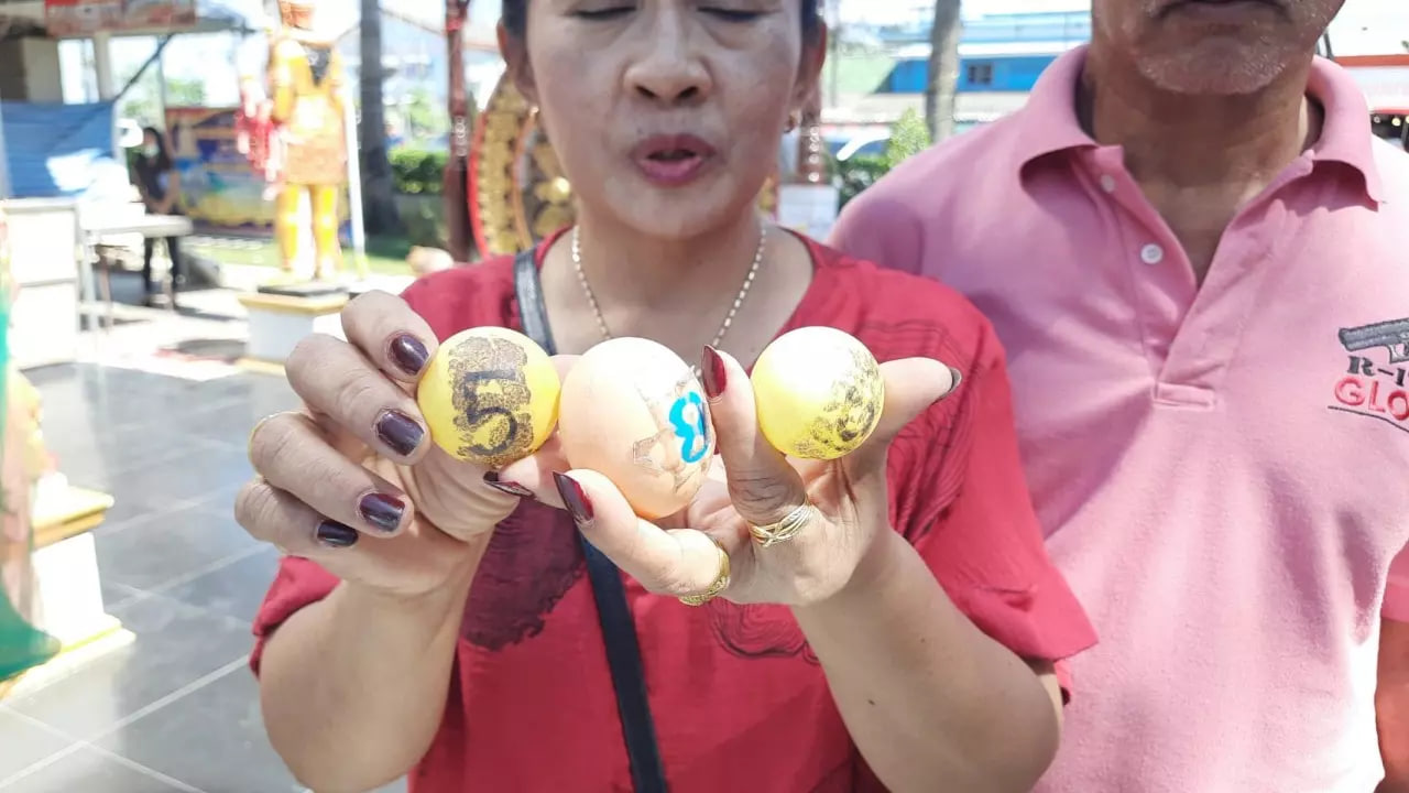 แก้บนท้าวเวสสุวรรณ วัดดอนใหญ่-"Make an offering to Thao Wessuwan, Wat Don Yai1"