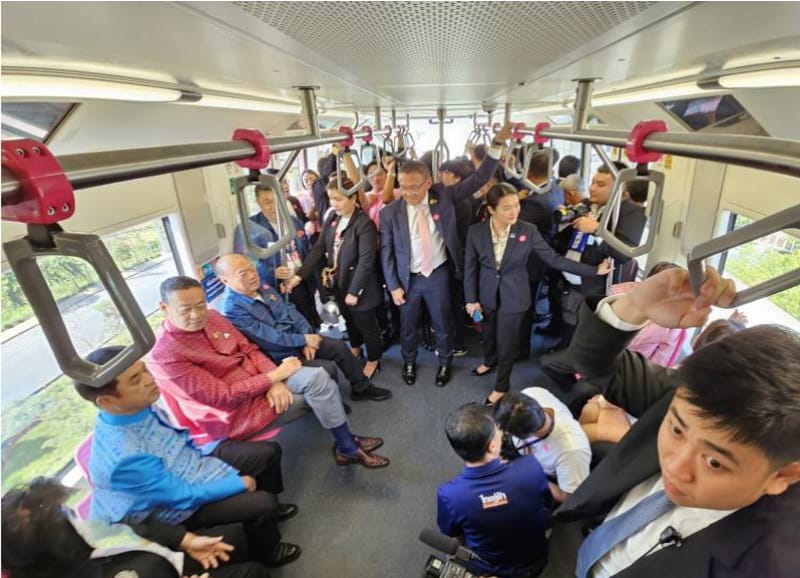 รถไฟฟ้าสายสีชมพู-"The Prime Minister test rides the Pink Line electric train."
