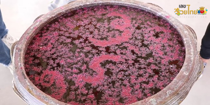 ชาวบ้านแห่ส่องเลขเด็ด-"Villagers flock to check the lucky numbers."