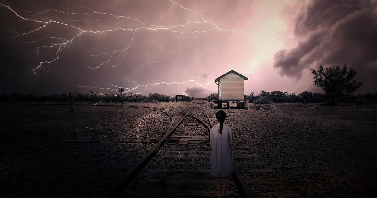 ฝันว่าฟ้าผ่าต่อหน้า -"Dreaming that lightning strikes in front of you"