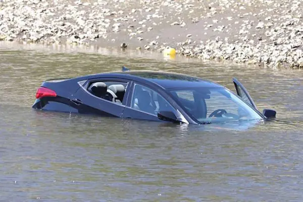 ฝันว่าเห็นรถจมน้ำ -"Dreamed of seeing a car drowning"