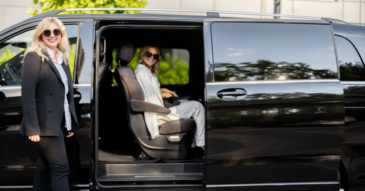 ฝันว่าได้นั่งรถหรู เลขเด็ด - "Dreaming of riding in a luxury car, lucky number"