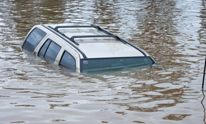 ฝันเห็นรถตกน้ำ เลขเด็ด -"Dreaming of seeing a car fall into the water, lucky numbers"