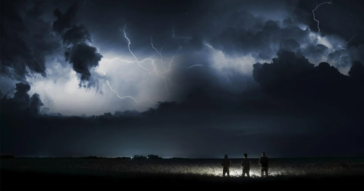 ฝันว่าฟ้าผ่าใส่ตัวเอง -"Dreaming that lightning strikes you"
