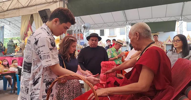 ข่าวสองนักแสดงลงยันต์หลังมือ - " News about two actors wearing talismans on the backs of their hands "