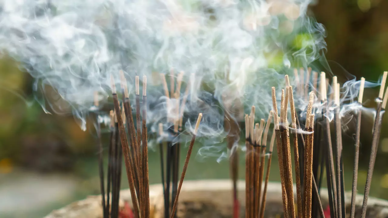 วิธีจุดธูปกลางแจ้ง - "How to light incense sticks outdoors"