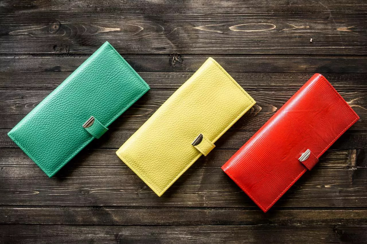 สีกระเป๋าตังค์มงคล 2567-"Auspicious wallet color 2024"