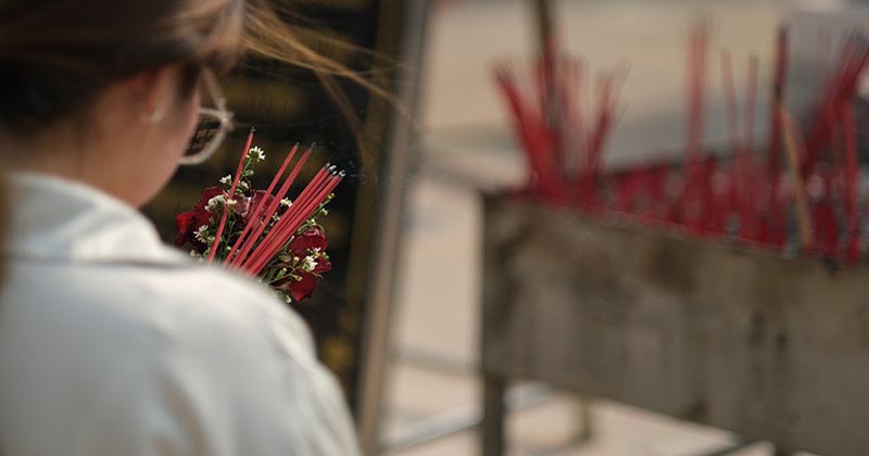 จุดธูป9ดอกไหว้เจ้าที่ - " Light 9 incense sticks to pay respects to the gods. "