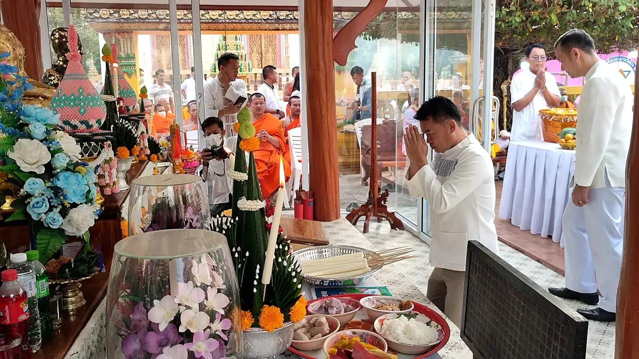 หลวงพ่อเพชร พุทธคุณ - "Reverend Father Phet Phutthakhun"