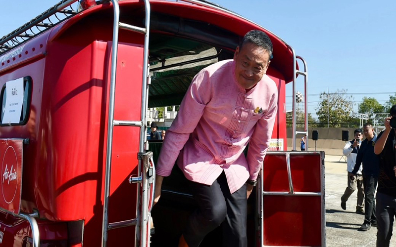 นายกนั่งรถแดงเชียงใหม่-"The Prime Minister sat in a red car in Chiang Mai"