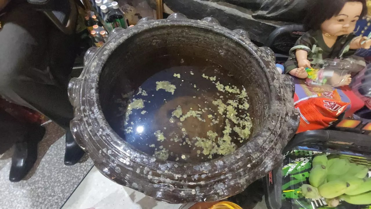 อ่างน้ำมนต์ ตาทอง เลขเด็ด -"Holy water basin, golden eyes, lucky numbers"