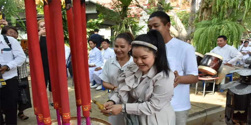 บวงสรวงรูปหล่อพระพิราพ เลขเด็ด-"Worshiping a statue of Phra Phirap, lucky numbers"