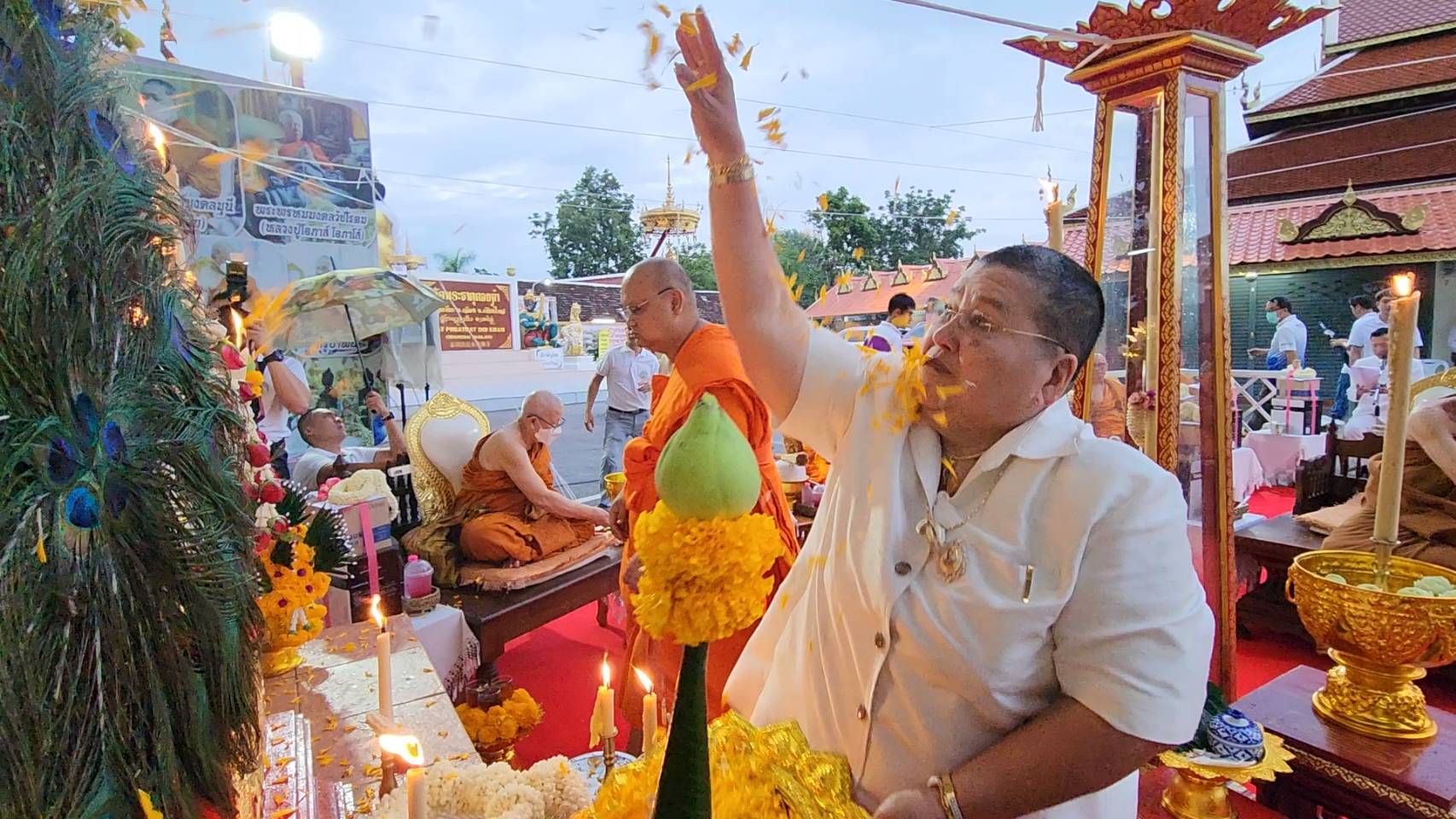 พิธีเบิกเนตร วัดดังเชียงใหม่-"Eye opening ceremony at a famous temple in Chiang Mai"