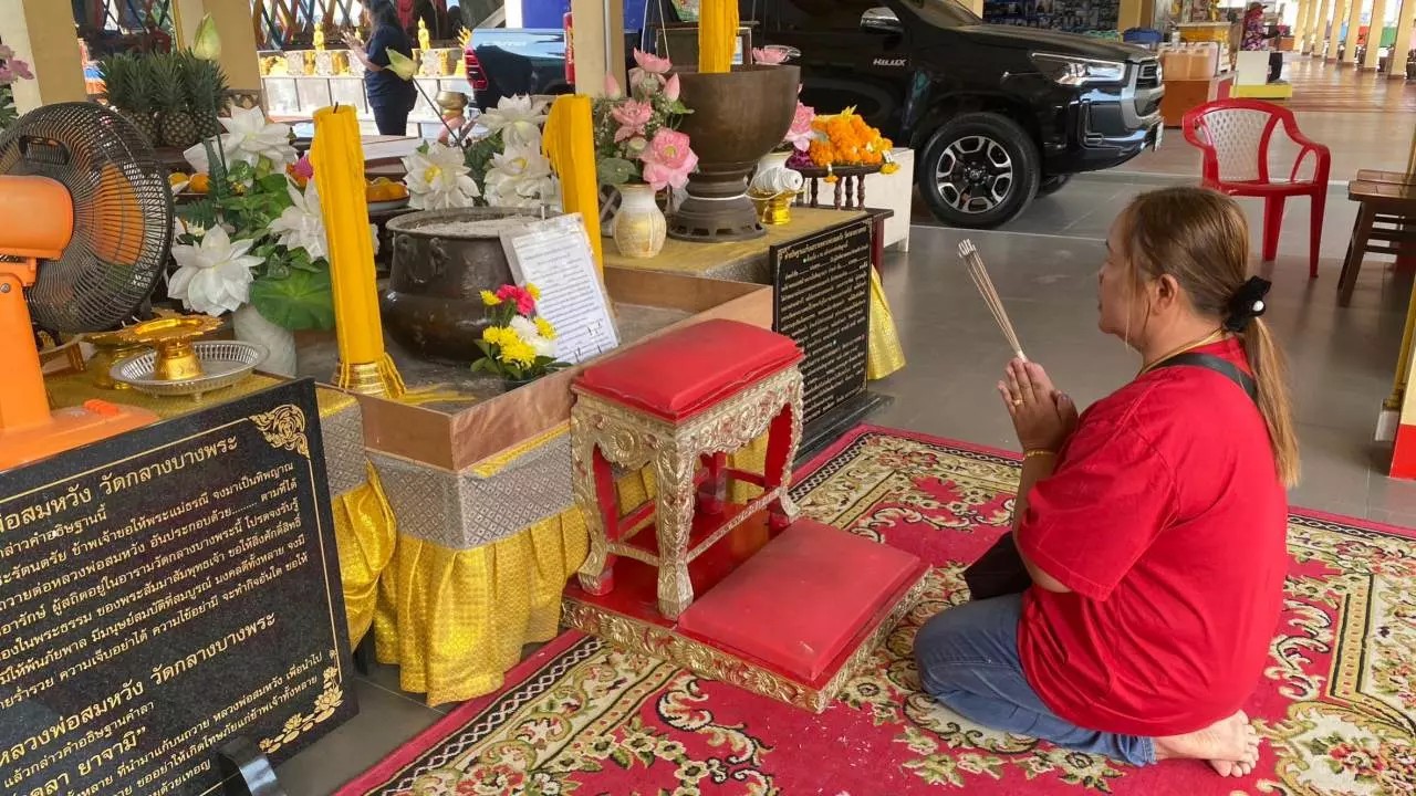 บนขายบ้าน หลวงพ่อสมหวัง-"How to ask for blessings from Luang Phor Somwang"
