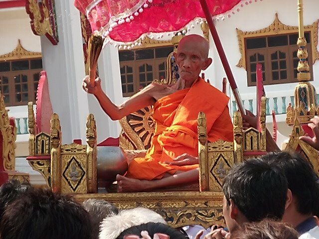 ฝันเห็นหลวงพ่อรวย - "Dream of seeing Luang Phor Ruay"