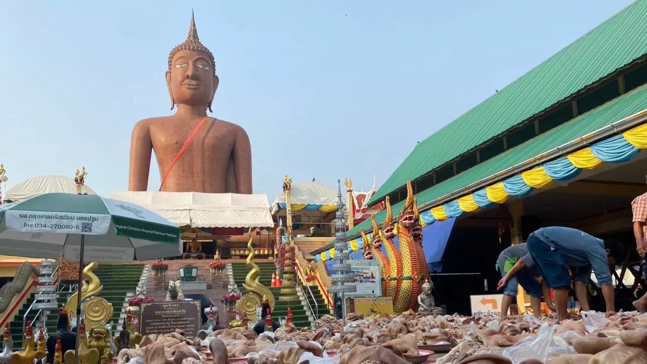 บนขายบ้าน หลวงพ่อสมหวัง-"Make a vow to Father Somwang"