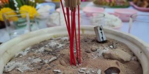 ไหว้ศาลพระภูมิวันพระ-"Pay homage to the Phra Phum Shrine on Buddhist holy days"