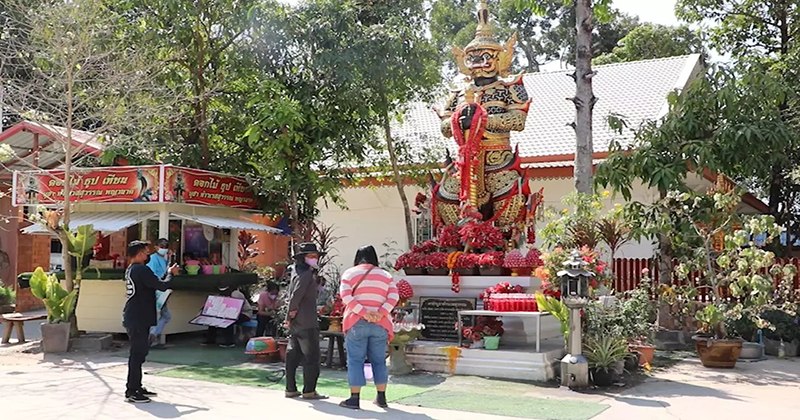 ขอโชคท้าวเวสสุวรรณ - "Wishing good - luck to Thao Wessuwan"