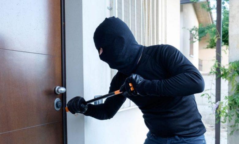 ฝันเห็นโจร - "Dream of seeing a thief"