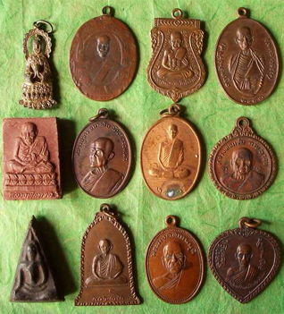 ฝันเห็นคนให้พระใส่มือเลขเด็ด-"Dreaming of someone giving a monk a lucky number on his hand."