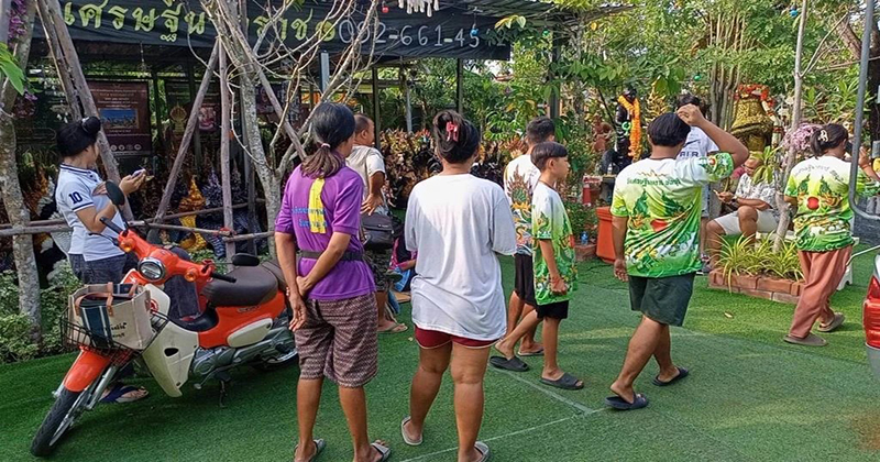 ประชาชนได้เข้ามาสักการะกราบไหว้องค์ท่าน - "People came to pay homage to him."