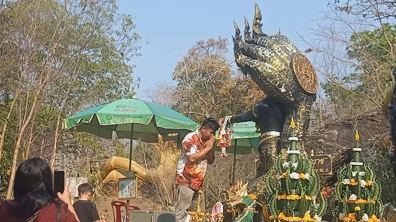 องค์มุจลินท์นาคราช สีอะไร-''What color is the Mucalin Nakaraja statue''