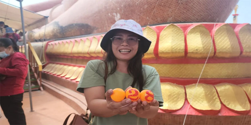 หลวงพ่อสมหวัง บนอะไร-"What is Father Somwang on"