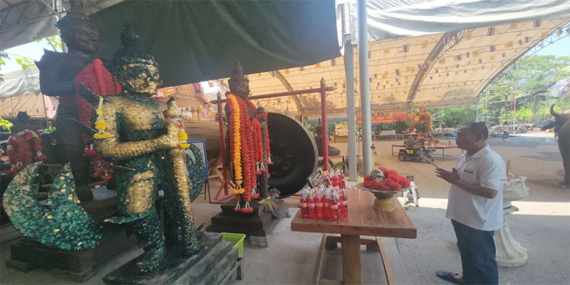 หนุ่มขอพรท้าวเวสสุวรรณ-"Ask for a blessing from Thao Wessuwan. What is it"