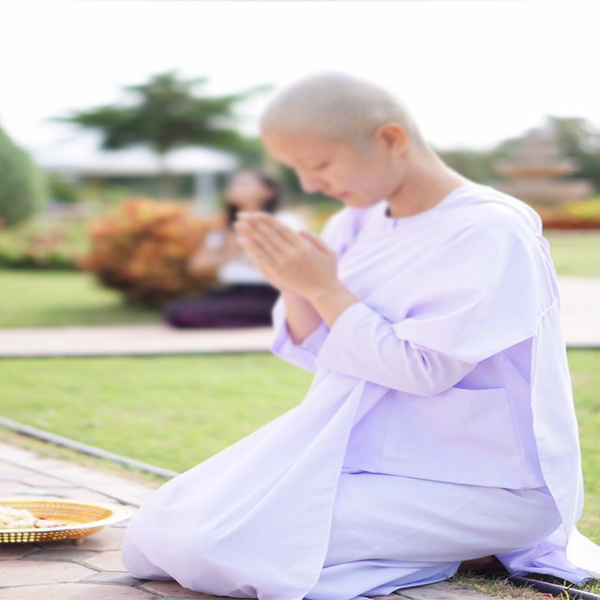 ฝันเห็นแม่ชี นุ่งขาวห่มขาว-"Dream of seeing a nun wearing white robes"