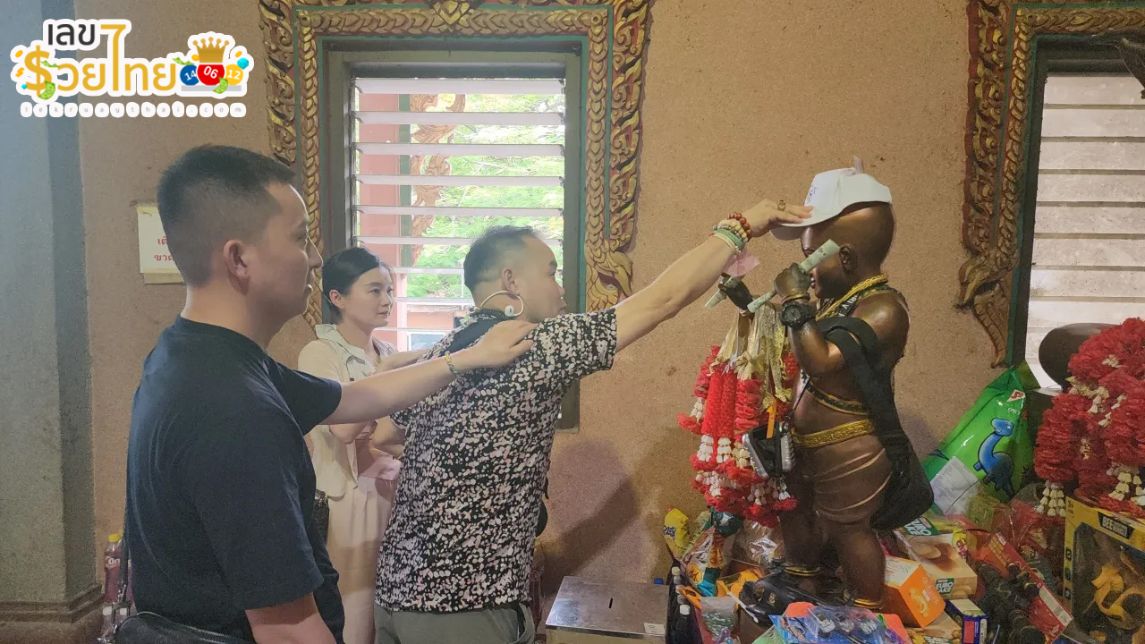 นักร้องชื่อดังมียันต์อยู่บนหลังมือพระชื่อดัง-"A famous singer has a talisman on the back of a famous monk's hand."