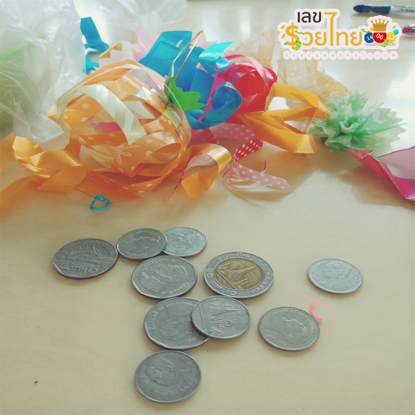 ฝันว่าเก็บเงินเหรียญได้เยอะมาก เลขเด็ด-"Dreaming of collecting a lot of coins, lucky numbers."