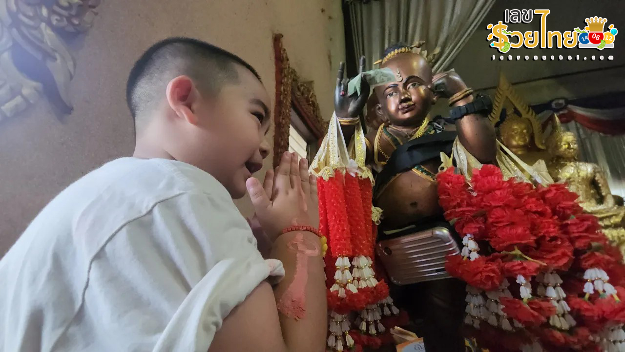 เด็ก 5 ขวบ กระซิบขอโชค-"Thairath Mae Chamnian Lottery"