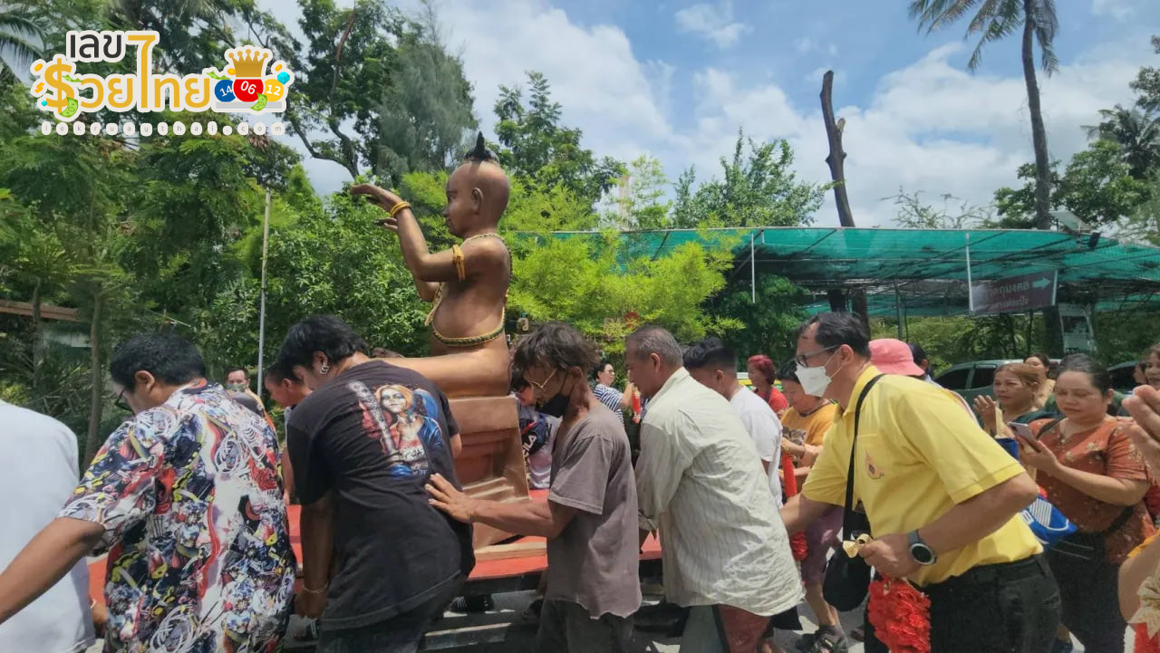 สาธุชนฮือฮา ส่อง เลขเด็ด -"The congregation is excited to see the lucky numbers."