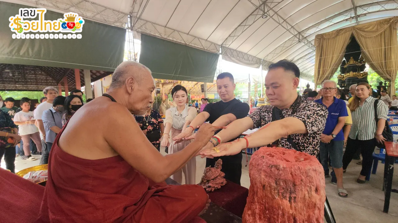 ลงอักขระยันต์หลังมือวัดดัง-"Write the talisman on the back of the hand at the famous temple."