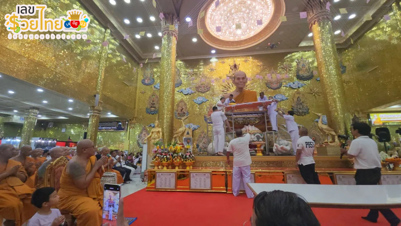 เปลี่ยนผ้าครอง หลวงพ่อพูล-"Changing the robes of Luang Phor Pool"