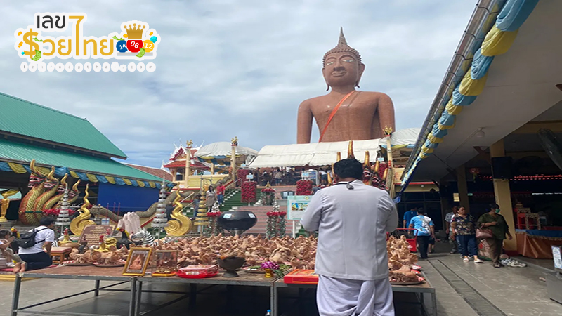 หลวงพ่อสมหวังให้โชค-"Father Somwang gives luck"