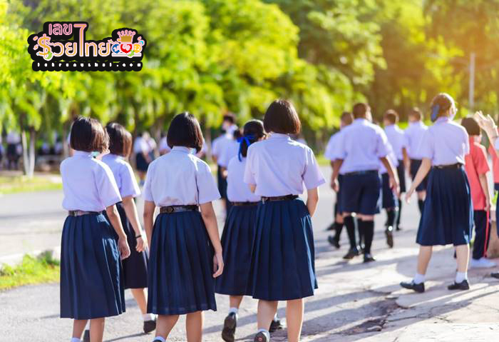 ฝันว่าได้ใส่ชุด นักเรียน เลขเด็ด - "Dreaming of wearing a school uniform, lucky number"