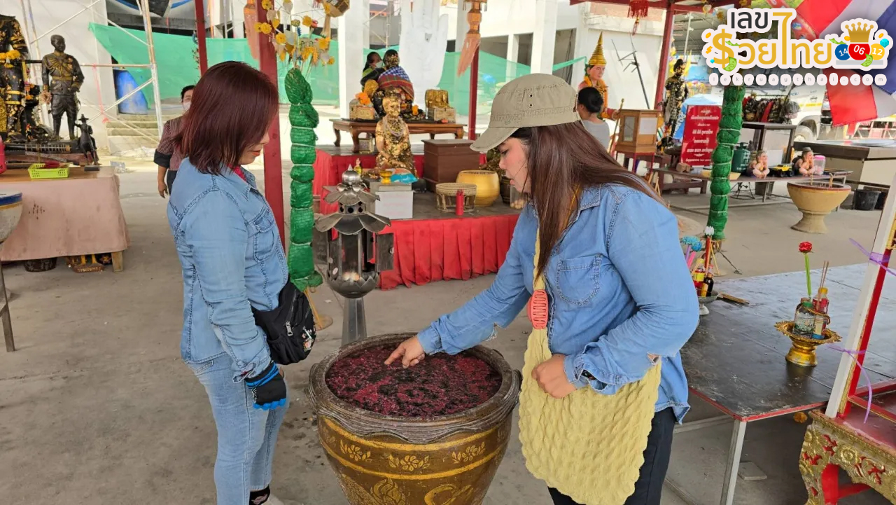 ขอโชคพ่อขุนช้าง-"Ask for luck from Father Khun Chang."
