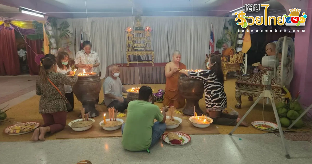 ตักบาตร เท โว วันไหน-"What day do you give alms to monks"