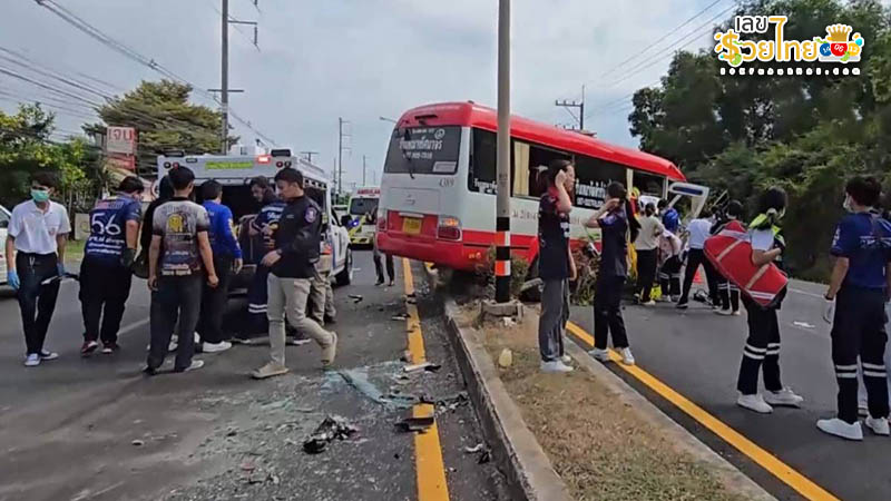 รูปภาพกระบะเสียหลักข้ามเลนชนรถบัสของ heng99